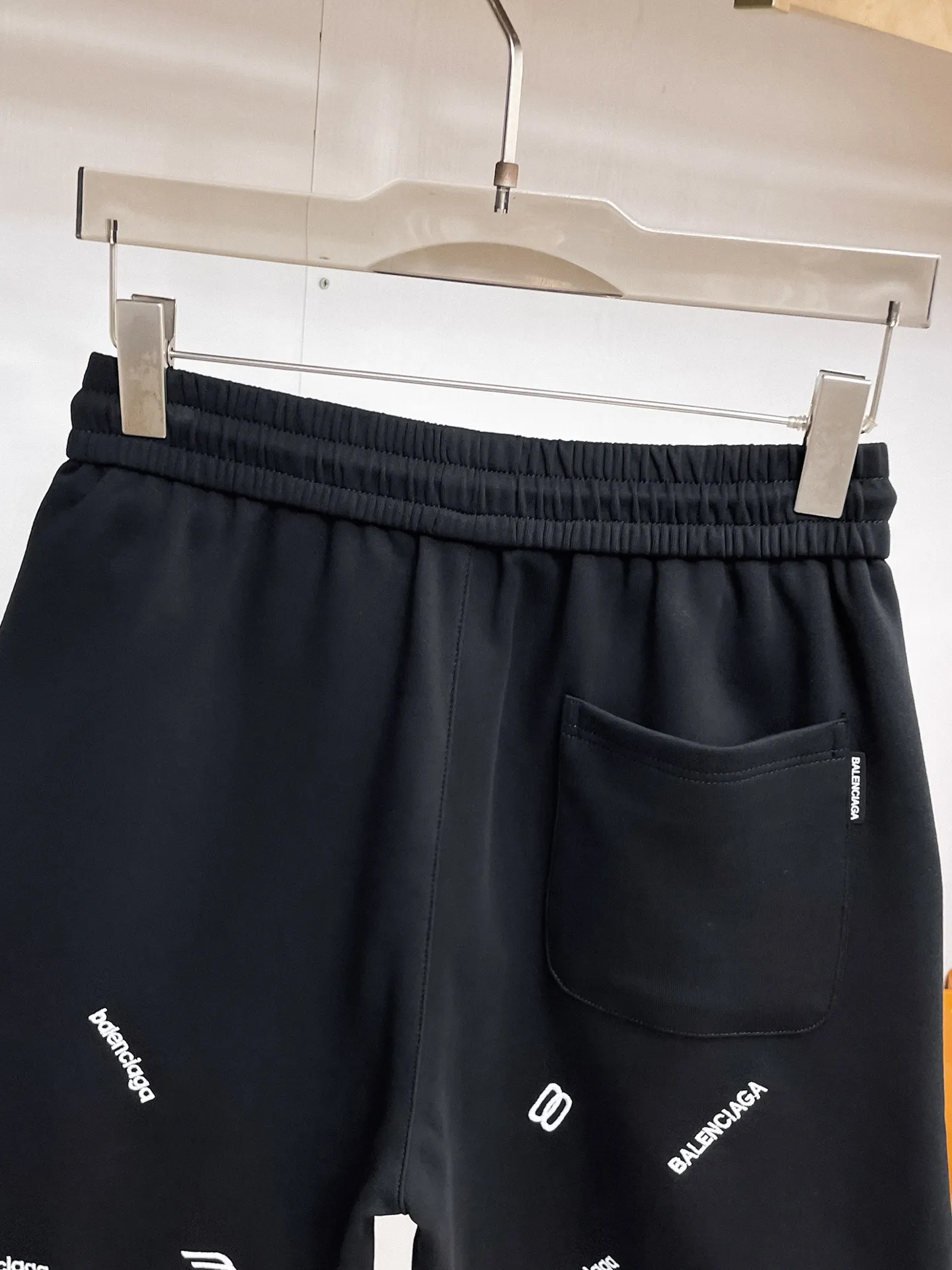Balenciaga's three-standard complete 2026 summer New Arrival men's casual shorts, advanced custom-made Breathable fabric, Breathable fabric, extremely stretchy and comfortable, impeccable details, top-grade accessories, original logo design concept, delicate and soft feel! The upper body fit is awesome! Size: M-XXXL Please state your height and weight when ordering